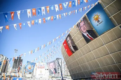 Adana adeta bayram yeri! On binlerce genç bir araya geldi: Başkan Erdoğan posterleri, 2023 afişleri...