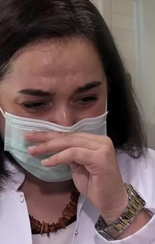 Koronavirüsü yenen doktor Serap Satış yaşadıklarını ağlayarak anlattı: Enkaz altından çıkmış gibiydim
