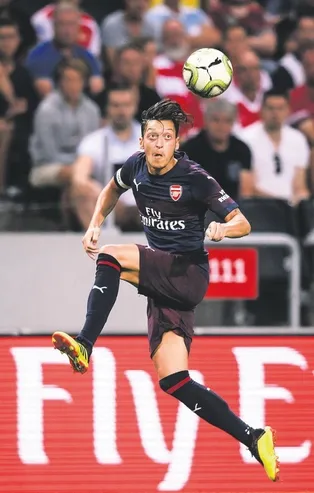 Mesut’a kapı açtılar