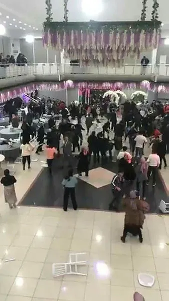 Düğünde sandalyeler havada uçuştu! Ortalık savaş alanına döndü! O anlar kamerada...
