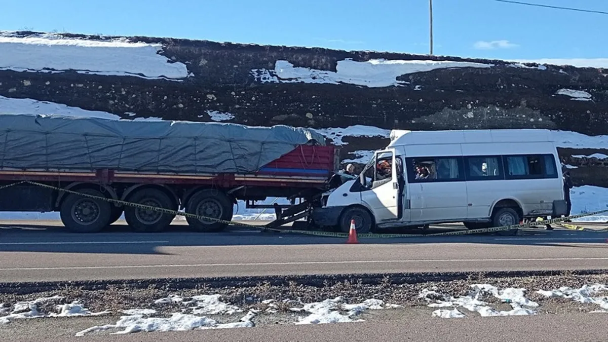 Kayseri'de öğrenci servisi TIR'a arkadan çarptı: Ölü ve yaralılar var