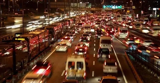 Yola çıkacaklar dikkat! İstanbul adeta kilitlendi: Trafik yoğunluğu %71'e ulaştı