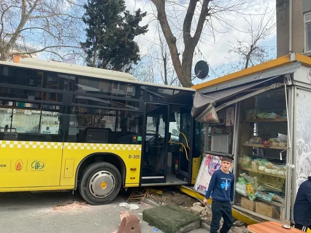 İETT otobüsü Halk Ekmek büfesine çarptı-4