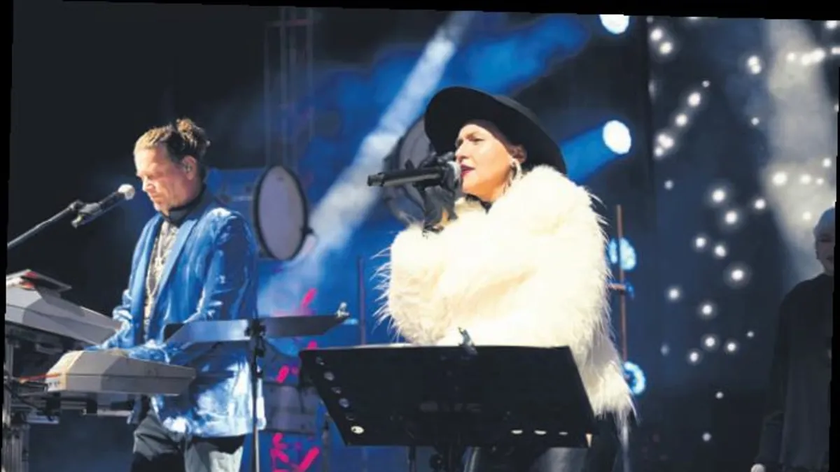 Samimi konser! İskender Paydaş ve Şevval Sam izleyicileri büyüledi