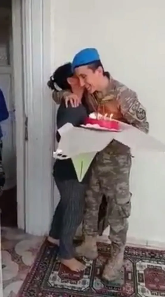 afrinde-gorev-yapan-mehmetcikten-annesine-duygulandiran-dogum-gunu-surprizi-1617174133528.jpg