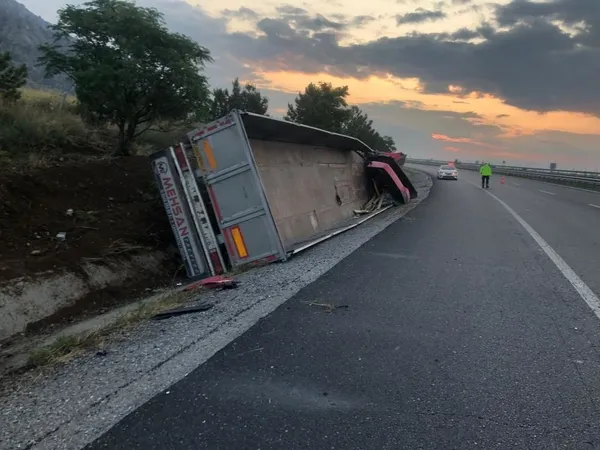 karsi-seride-gecen-tir-otobusle-kafa-kafaya-carpisti-2-olu-6si-agir-20-yarali-1687324089445.jpeg