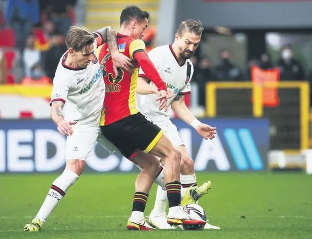 hollandali-yildiz-babelle-yollari-ayirmaya-hazirlanan-galatasaray-yerine-emil-ceideyi-istiyor-1640557148291.jpeg Hollandalı yıldız Babel'le yolları ayırmaya hazırlanan Galatasaray yerine Emil Ceide'yi istiyor!-5