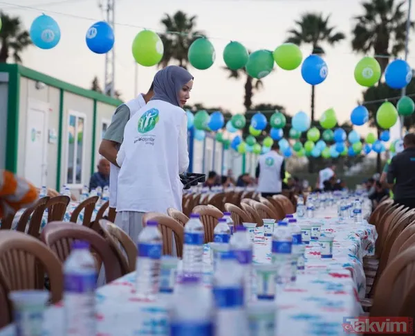Depremzedeler İle Tek Tek İlgilenip Sohbet Eden Özçelik, Çocuklarla Oynamayı İhmal Etmedi.