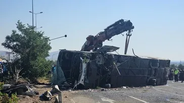 Kayseri'de yolcu otobüsü devrildi: Çok sayıda yaralı var