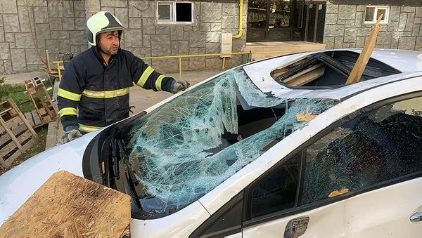 1615551973328.jpg Adıyaman'da inanılmaz görüntü! Otomobilin tavanından girdi altından çıktı-2