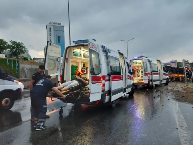 Maltepe'de zincirleme kaza! 8 araç birbirine girdi, ortalık savaş alanına döndü-5