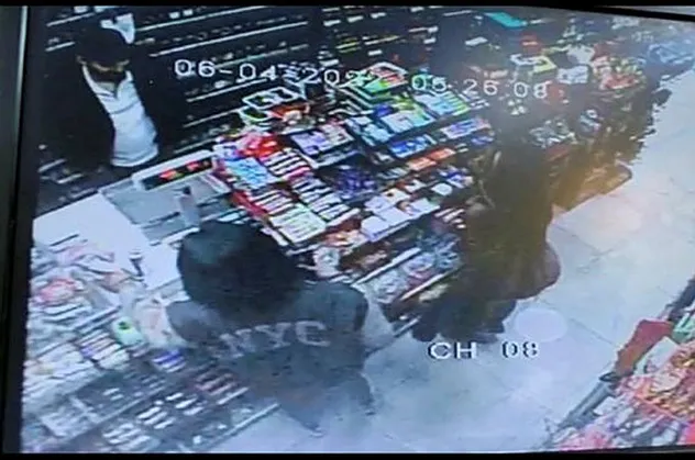 Beyoğlu'nda markette kapkaç! İki kadın ortalığı birbirine kattı