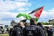 Önce ABD sonra Almanya! Gazze’ye destek veren protestoculara sert müdahale: Tekmeleyip yerlerde sürüklediler
