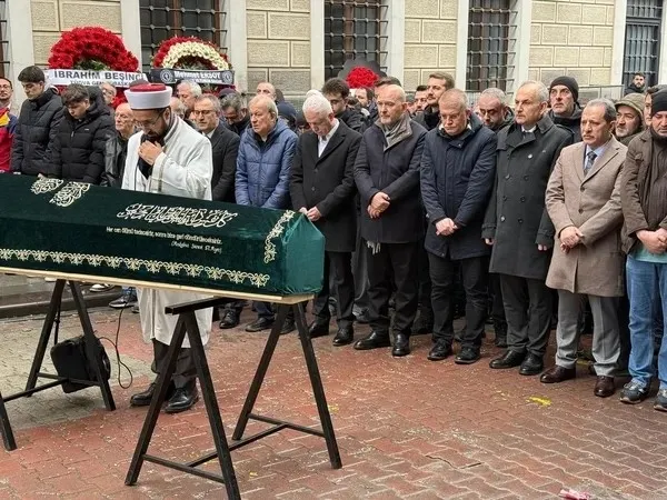 gazeteci-kenan-kiranin-aci-gunu-annesi-yasa-kiran-vefat-etti-siyasilerden-taziye-mesaji-geldi-1774199533299.jpeg Gazeteci Kenan Kıran’ın acı günü: Annesi Yaşa Kıran vefat etti | Siyasilerden taziye mesajı geldi-3