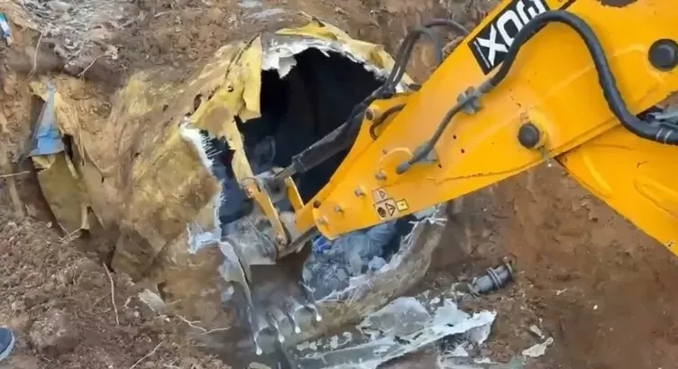 istanbul-pendikte-toprak-altinda-binlerce-silah-parcasi-ele-gecirildi-1777095602703.jpeg İstanbul Pendik'te toprak altında binlerce silah parçası ele geçirildi-2