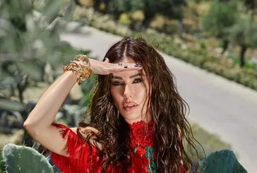 Defne Samyeli'nin fiziği 20'liklere taş çıkardı! Siyah bikinisiyle göz kamaştırdı