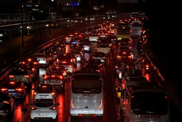 İstanbul'da trafik akşam saatlerinde durma noktasına geldi: Yoğunluk yüzde 85'e yükseldi-2