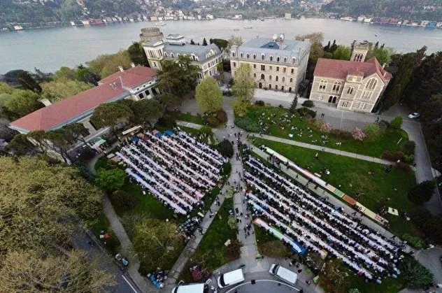 Binlerce genç Boğaziçi Üniversitesi'nde iftarda buluştu! Okul tarihinin en kalabalık iftarı...