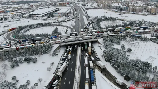 TEM Otoyolu Gebze mevkiinde kar nedeniyle kilometrelerce araç kuyruğu oluştu! Sürücüler zor anlar yaşadı - 5