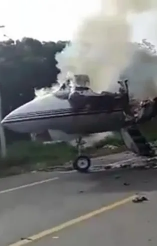 Meksika'da uyuşturucu karteli uçağını otoyola indirdi