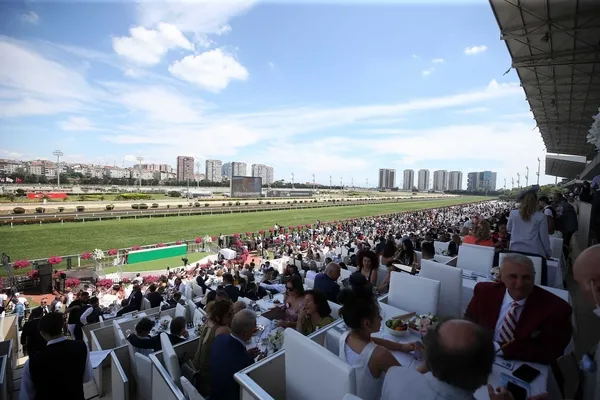 son-dakika-at-yarisi-gazi-kosusunda-tribunler-tiklim-tiklim-1656251539062.jpg Son dakika at yarışı: Gazi Koşusu'nda tribünler tıklım tıklım!-2