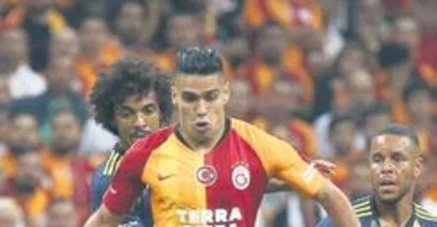 Derbide kartlar havada uçuşuyor
