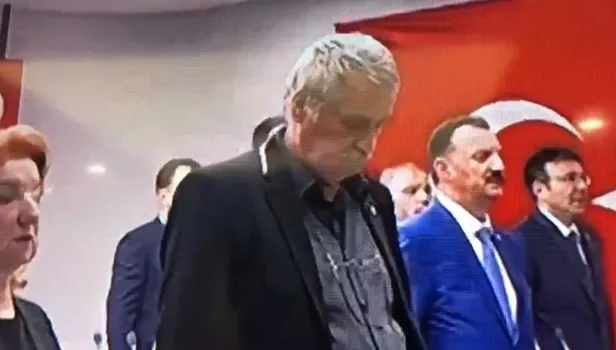 CHP HDP'lileşmeye devam ediyor! Balıkesir Belediyesi Meclis Üyesi Cengiz Dikici İstiklal Marşı'nı okumadı