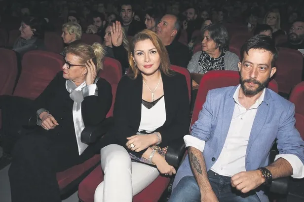 Rafet El Roman, dudak dudağa yakalandığı Derya Ürkmez ile 14 Şubat konseri verdi-3