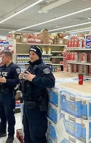 Corona virüs paniği giderek büyüyor! ABD'den şoke eden görüntü! Polisler silahla...