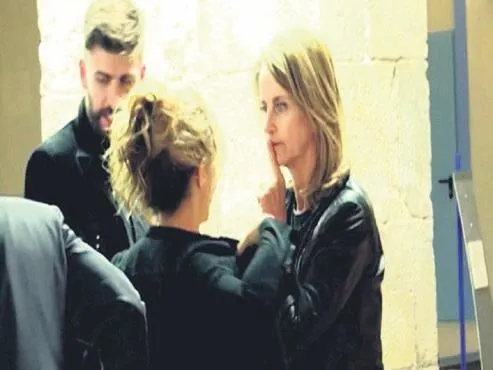 1677366278183.jpeg Gerard Pique’nin annesi Shakira'yı darp etti! Önce boğazını sıktı sonra...-3