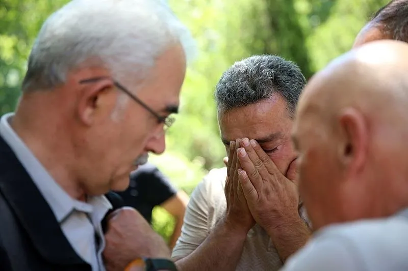 İzmir'deki yangına müdahale ederken şehit olan dozer operatörü Demir için tören düzenlendi. (AA)