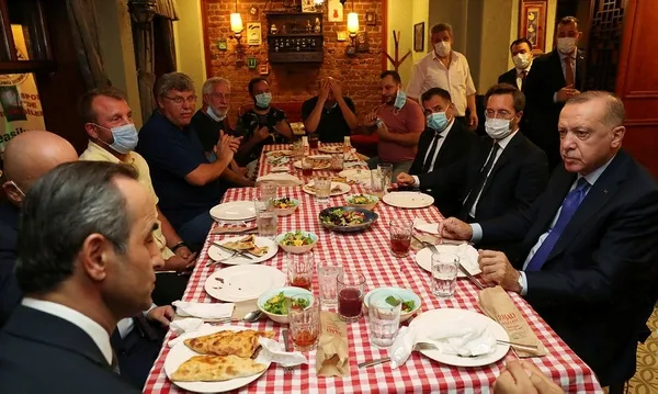 baskan-recep-tayyip-erdogana-cengelkoyde-sevgi-seli-1598125378054.jpeg Başkan Recep Tayyip Erdoğan'a Çengelköy'de sevgi seli-2