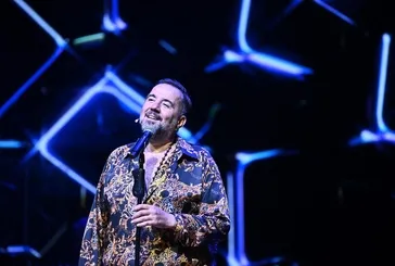 Ata Demirer’den annesine duygulandıran kutlama: Boğaz’da özel anlar I İnsanı da dünyayı da senden biliriz