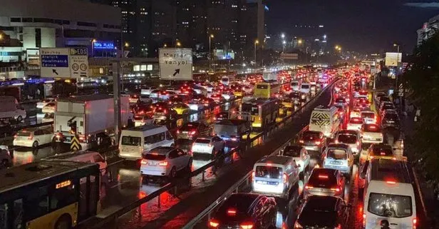 Sağanak yağış yolları etkiledi | İstanbul’da trafik yoğunluğu yüzde 71’e çıktı! Vodafone Park Stadı çevresi çift yönlü ulaşıma kapatıldı