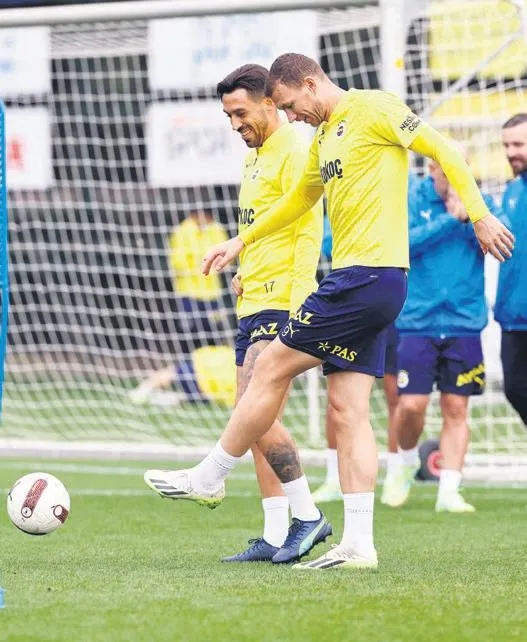 galatasarayin-arjantinli-yildizi-mauro-icardi-yine-gonulleri-fethetti-iste-o-goruntuler-1698875790617.jpeg Galatasaray’ın Arjantinli yıldızı Mauro Icardi yine gönülleri fethetti! İşte o görüntüler...-7