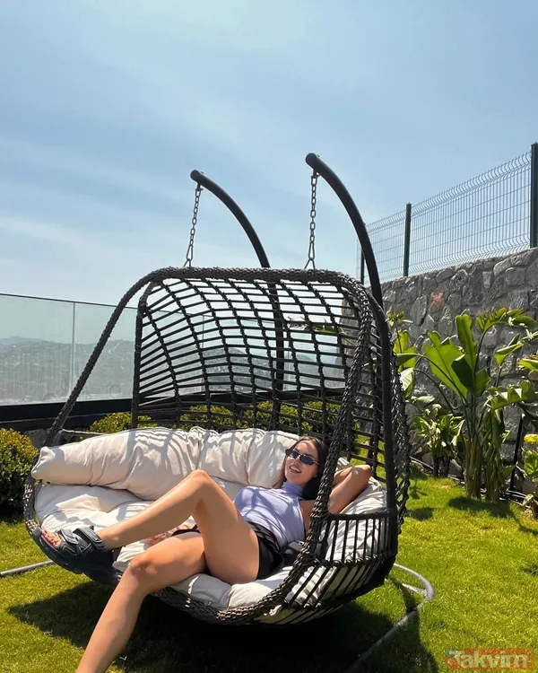 Fahriye Evcen’den mini şortuyla bahçe pozları! “Kim der iki çocuk annesi” Burak Özçivit’in biricik eşi sosyal medyayı fena salladı - 13