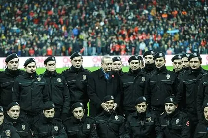 Şehitlere saygı maçında Erdoğan’dan anlamlı poz