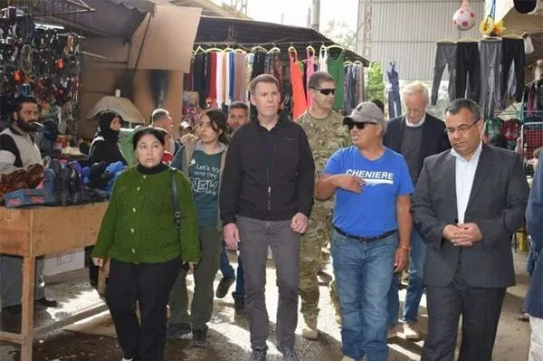 ABD'li komutanlar Münbiç'te çarşı turunda-4