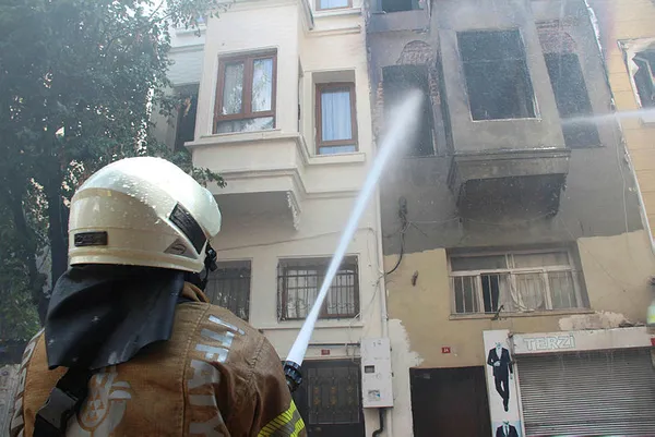 İstanbul Fatih'te korkutan yangın-1
