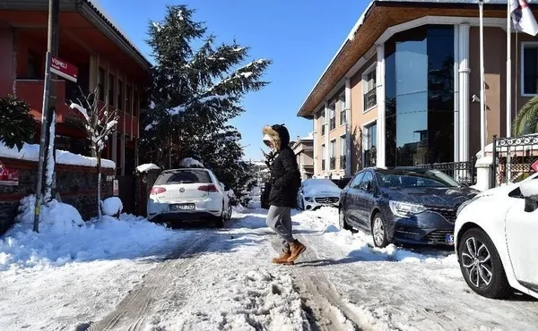 istanbul-kar-bitti-cilesi-bitmedi-sokak-aralarinda-vatandaslar-zor-anlar-yasiyor-1643267443562.jpg Son dakika: İstanbul'da kar bitti çilesi bitmedi! Sokak aralarında vatandaşlar zor anlar yaşıyor-2