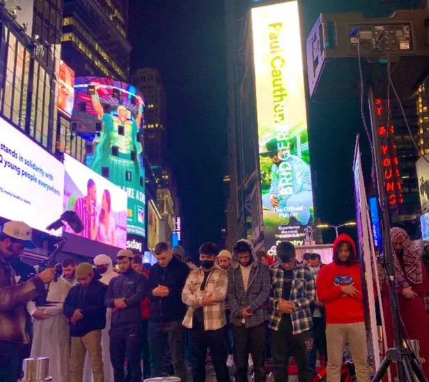 abdnin-new-york-timesda-tarihte-bir-ilk-yasanarak-teravih-namazi-kilindi-1649030530307.jpg ABD'nin New York Times Meydanı'nda tarihte bir ilk! Teravih namazı kılındı-4