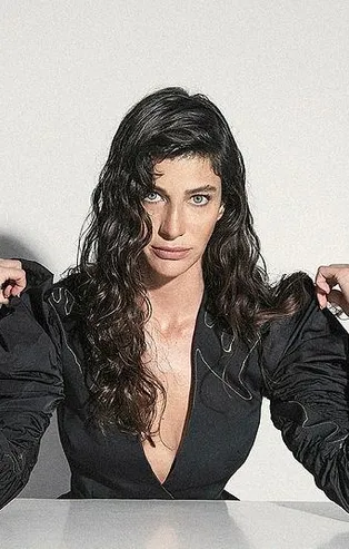 Berrak Tüzünataç'tan makyajsız poz