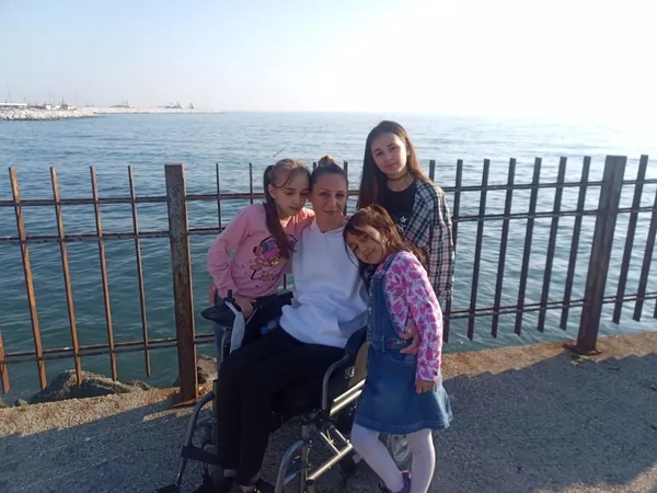 trafik-kazasinda-felc-kaldi-esi-tarafindan-aldatildi-tek-istegi-cocuklariyla-yeni-hayat-kurmak-1662704785337.jpg Trafik kazasında felç kaldı, eşi tarafından aldatıldı: Tek isteği çocuklarıyla yeni hayat kurmak-3