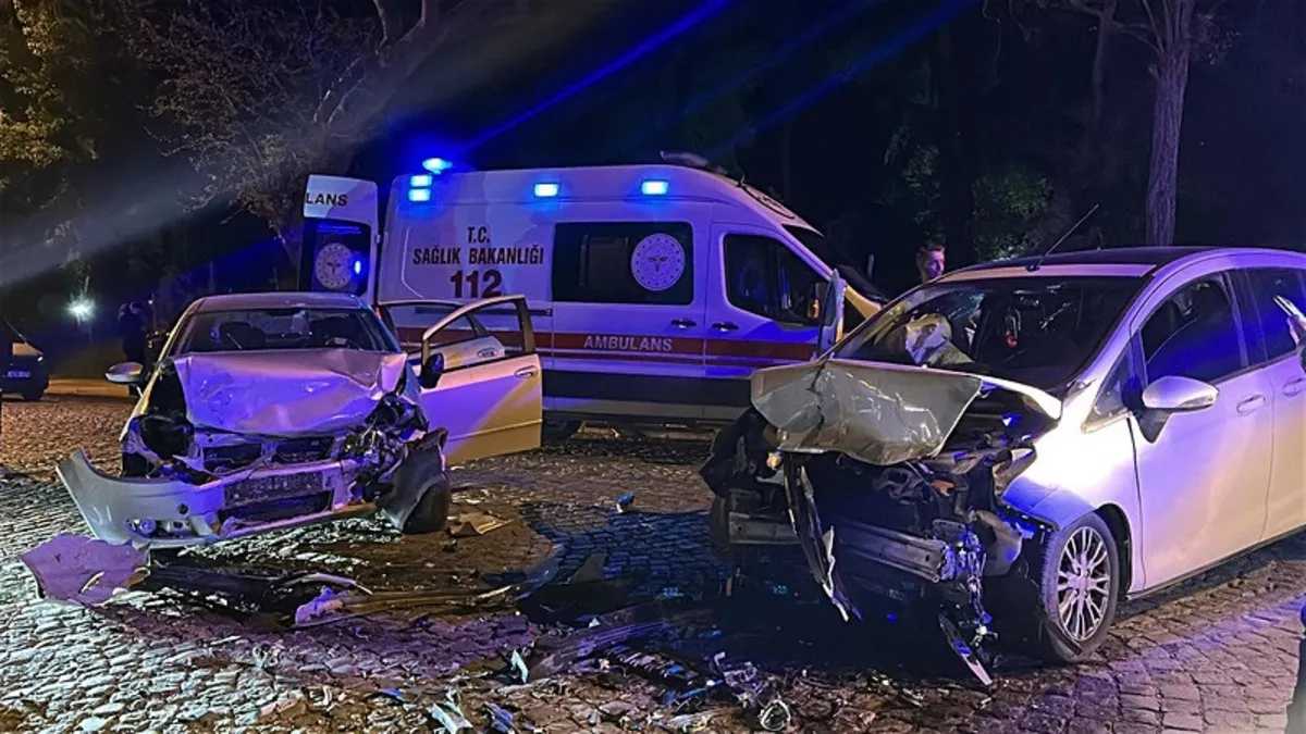Edirne'de korkunç kaza! 2 otomobil kafa kafaya çarpıştı: 4 yaralı