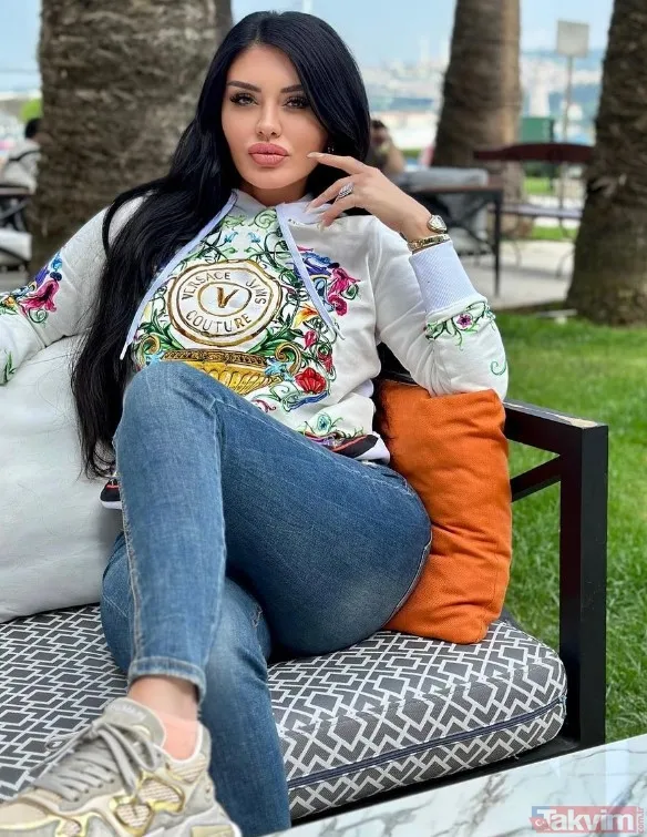 Frikik vermemek için bu kez kendi sansürledi! Ebru Polat'tan araç içinde olay poz! - 2