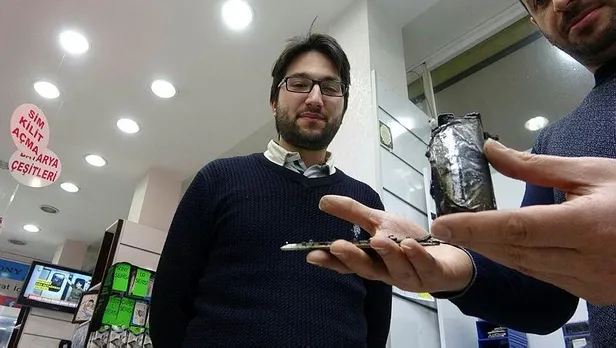 tamir-etmeye-calistigi-telefon-bomba-gibi-patladi-1579717401202.jpeg Tamir etmeye çalıştığı telefon bomba gibi patladı!-2