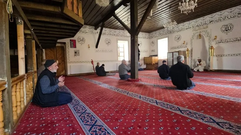 cami-duvarindan-200-yillik-sir-300-parca-bir-araya-gelince-mekke-plani-ortaya-cikabilir-1777546483632.jpg Cami duvarından 200 yıllık sır: 300 parça bir araya gelince Mekke planı ortaya çıkabilir-5