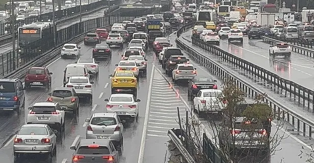 Yola çıkacaklar dikkat! İstanbul'da yağış trafiği kilitledi