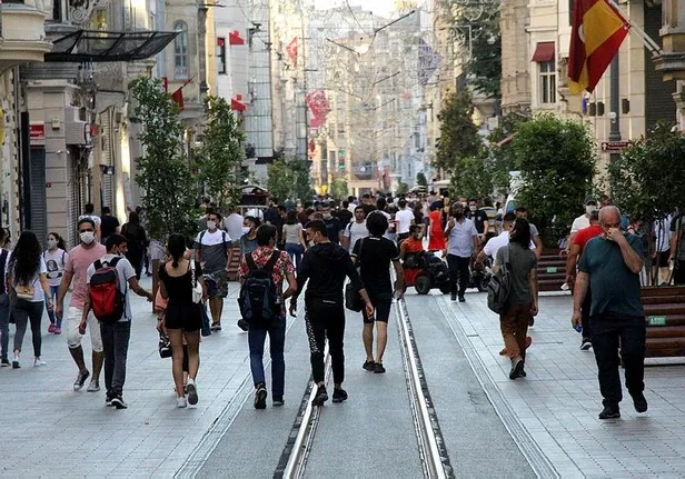 Son dakika: Sokağa çıkma kısıtlamasının sona ermesiyle vatandaşlar Taksim'e akın etti-1