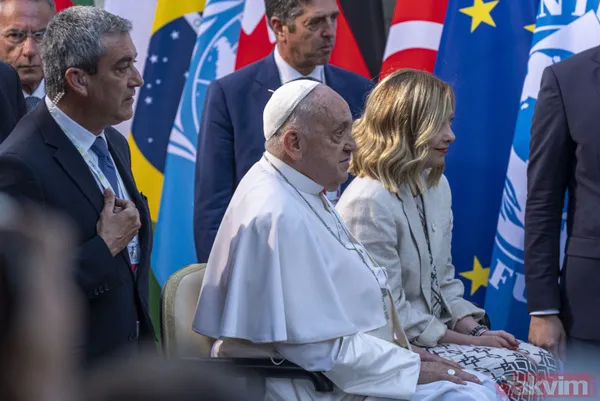 Başkan Recep Tayyip Erdoğan, G7 zirvesinde aile fotoğrafı çekimine katıldı! Papa Francis ile ayaküstü dikkat çeken sohbet - 14